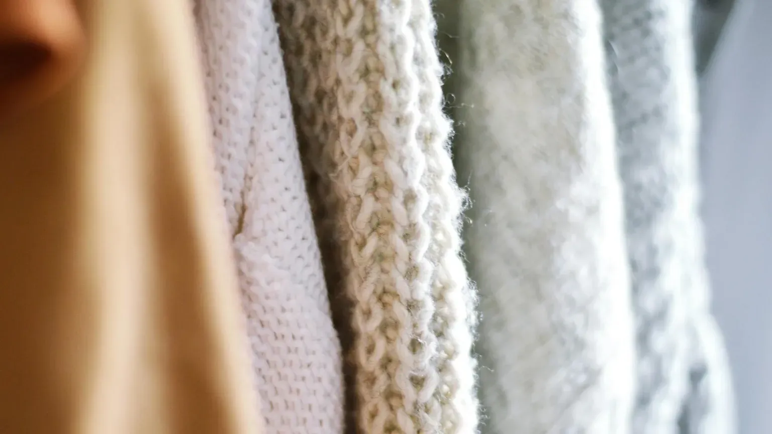 Karolina Ostrzolek Foto ravvicinata del maglione lavorato a maglia