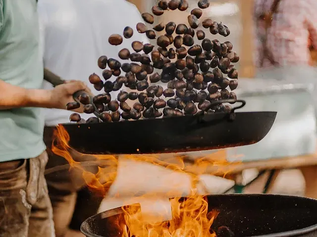 Tourismusverein Tisens-Prissian Focaccia alle castagne con i giovani contadini di Tesimo/Prissiano