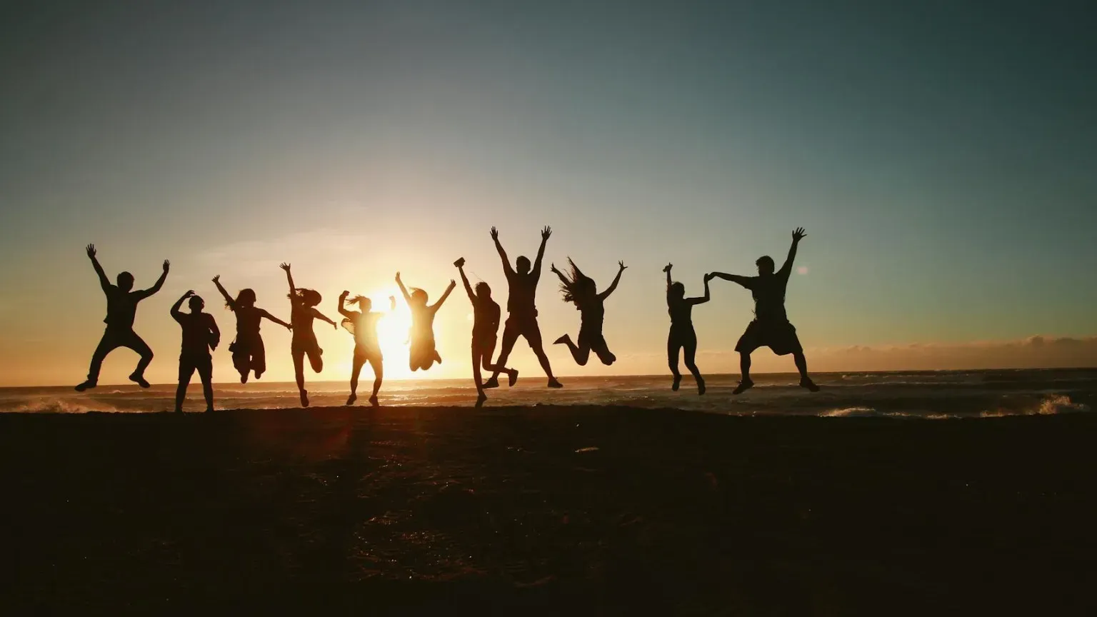 Fotografia di silhouette del gruppo di persone che saltano durante l'età dell'oro