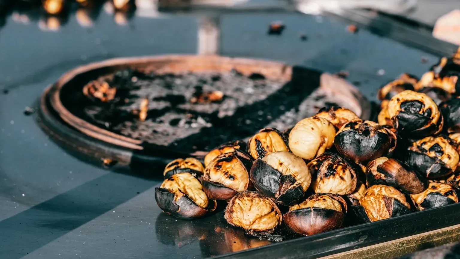 Frutta rotonda marrone e nera su vassoio rotondo marrone