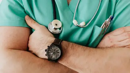 Photo By: Kaboompics.com Foto stock gratuita su ambiente di lavoro, braccia incrociate, medico